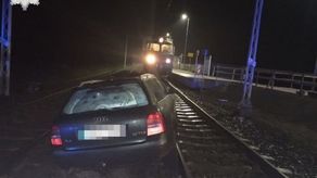 Pijany mężczyzna zatrzymał samochód na torach i zasnął. W jego kierunku jechała lokomotywa