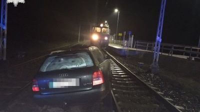 Pijany mężczyzna zatrzymał samochód na torach i zasnął. W jego kierunku jechała lokomotywa