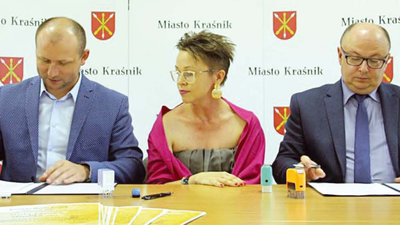 Spółdzielnia „Niebieski Młyn” obsługuje miejski program „Złota rączka”, który zakłada pomoc seniorom m.in. w pracach domowych czy naprawach. Prezes Edyta Lisek-Lubaś podczas podpisywania umowy na realizację programu