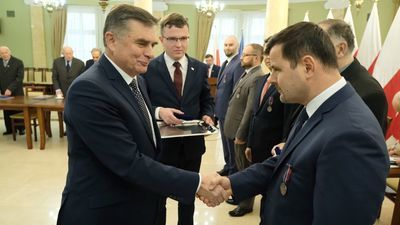 Wojewoda Lech Sprawka wręczył 5 medali "Pro Patria" [zdjęcia]