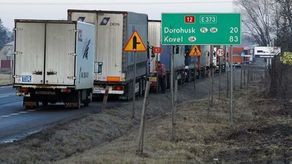 Olbrzymie kolejki na granicy. Wiele godzin czekania