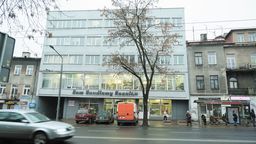 Modernistyczna fasada budynku jest dokumentem przemian krajobrazu ulicy