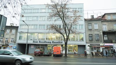 Modernistyczna fasada budynku jest dokumentem przemian krajobrazu ulicy