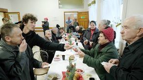 Wigilijny stół dla najuboższych mieszkańców Lublina w Kuchni św. Brata Alberta [zdjęcia]