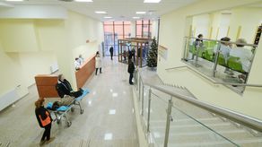 Poradnie specjalistyczne Centrum Onkologii Ziemi Lubelskiej działają już w nowym budynku. W poniedziałek zostali przyjęci pierwsi pacjenci