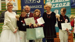 Amelia Ostrowska (w środku) zdobyła srebrny medal na zawodach w Brzozie
