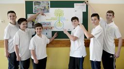 Szkoła kupiła urządzenie monitorujące temperaturę i wilgotność powietrza oraz poziom formaldehydu i zapylanie. Wyniki publikowane są na gazetce szkolnej, ale wszyscy zainteresowani mogą je odczytywać także za pomocą specjalnej aplikacji zainstalowanej w swoim telefonie