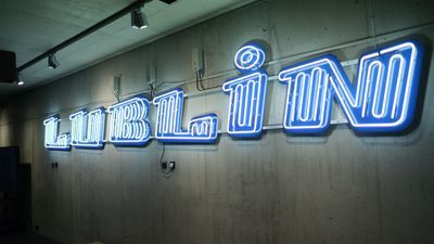 Ten neon, który można oglądać w piwnicach Centrum Spotkania Kultur, ma szansę trafić na stalową konstrukcję nad jezdnią al. Tysiąclecia