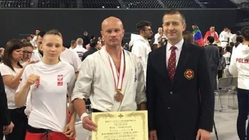 Od lewej: Aleksandra Mincewicz i Ariel Miszkiniuk z Bialskiego Klubu Karate Kyokushin oraz shihan Jacek Czerniec, prezes Lubelskiego Klubu Karate Kyokushin i opiekun kadry narodowej