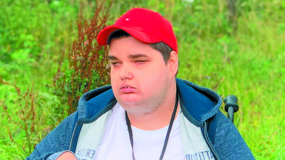 27-latek dzielnie walczy z przeciwnościami losu, a nawet pomaga innym niepełnosprawnym