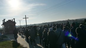 Wczoraj odbył się pogrzeb 10-letniego Filipa S. Po mszy w Kościele Starym p.w. Najświętszego Serca Pana Jezusa w Kłodnicy Dolnej kondukt żałobny wyruszył w stronę pobliskiego cmentarza parafialnego. Tam biała trumna została złożona do grobu
