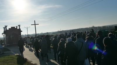 Wczoraj odbył się pogrzeb 10-letniego Filipa S. Po mszy w Kościele Starym p.w. Najświętszego Serca Pana Jezusa w Kłodnicy Dolnej kondukt żałobny wyruszył w stronę pobliskiego cmentarza parafialnego. Tam biała trumna została złożona do grobu
