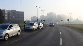 Zamość: Jeden kierowca przepuścił pieszą, a drugi już nie. 86-latek stracił prawo jazdy