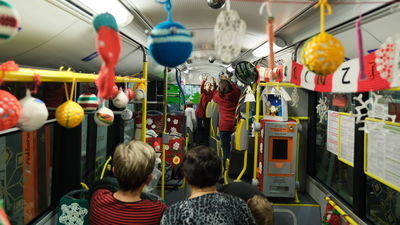 Mikołajkowy trolejbus wyjechał na ulice Lublina. Cały udekorowany włóczką