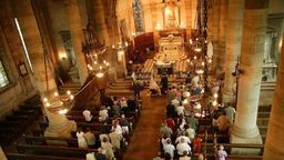 Spotkanie kapłana z narzeczonymi (którzy powinni zgłosić się do kancelarii parafialnej nie później niż 3 miesiące przed ślubem) rozpocznie się modlitwą