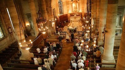 Spotkanie kapłana z narzeczonymi (którzy powinni zgłosić się do kancelarii parafialnej nie później niż 3 miesiące przed ślubem) rozpocznie się modlitwą