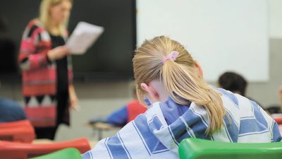 Żegnaj szkoło! Przez najbliższy miesiąc uczniowie spędzą w ławkach tylko kilka dni