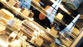 Jacek Ochal z Cukierni Williams na święta poleca makaroniki, strucle makową i czekoladki