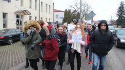 Uczniowie protestowali przeciwko zwolnieniu dyrektora