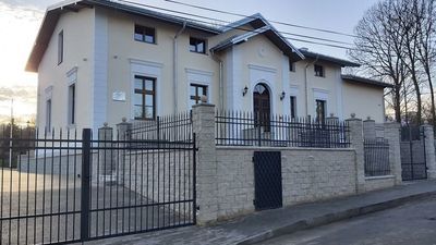 Ul. Sądowa 13. Taką przemianę przeszedł XIX wieczny budynek dawnego sądu grodzkiego i jego sąsiedztwo
