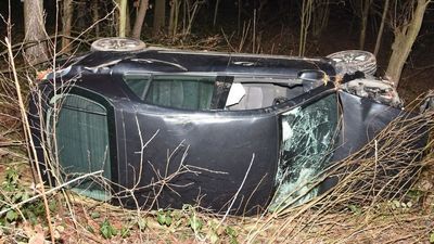 Siedliszcze: Chciał ominąć sarnę. Młody kierowca wylądował samochodem w rowie