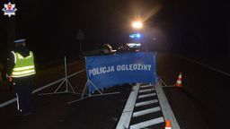 Śmiertelny wypadek na drodze krajowej nr 12. Dwa samochody uderzyły w kobietę