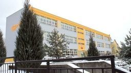 Wśród najpoważniejszych zadań stojących przed miastem należy (zalecona już 10 lat temu) wymiana podłóg na korytarzach w SP nr 1 oraz SP nr 6 oraz remont sali gimnastycznej w SP nr 2.