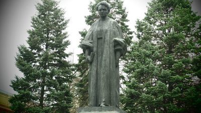 Na razie tylko postument patronki. UMCS ogłosił drugi przetarg na remont pomnika Marii Skłodowskiej-Curie