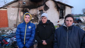 – Wszystkim bardzo dziękuję. Za to, że przejmują się takimi zwykłymi, szarymi ludźmi jak my – mówi Angelika. Na zdjęciu z bratem Jakubem i mamą

