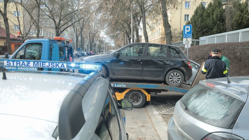 W 2017 r. za odholowanie auta osobowego samorząd naliczał 476 zł, za dobę na parkingu 39 zł