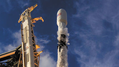 Należąca do Elona Muska firma SpaceX wystrzeliła rakietę Falcon 9, wynosząc na orbitę załogową wersję kapsuły Dragon