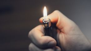 Nieletni podpalacz zatrzymany. Podpalił pięć kontenerów na śmieci, trawy i altankę