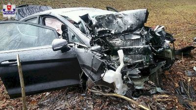 Wypadek w gminie Żmudź. Samochód wypadł z drogi i uderzył w drzewo