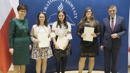 Stypendyści premiera i ministra edukacji narodowej otrzymali dyplomy od wojewody lubelskiego [zdjęcia]