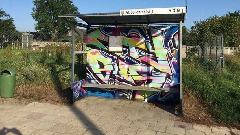 Na niektórych przystankach, które były dewastowane, pojawiło się graffiti. Taki MZK w 2018 roku chciał walczyć z wandalami