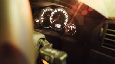 Policjanci mają obowiązek spisać stan licznika przy każdej kontroli drogowej