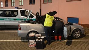 Schował nielegalne papierosy w skrytkach w aucie. Towar był warty niemal 20 tys. zł [zdjęcia]