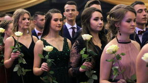 Studniówki 2020. Bal maturalny w Zespole Szkół Ogólnokształcących nr 1 im. KEN w Puławach [zdjęcia, wideo]