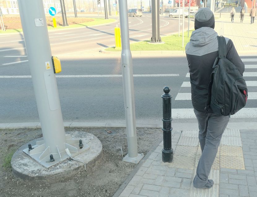 Przycisk mający służyć do włączania zielonego światła na przejściu przez jezdnię ul. Fabrycznej zamontowany jest w sporej odległości od chodnika, co może być kłopotliwe dla osób poruszających się na wózkach