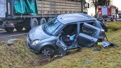 Mieszkanka Łukowa poważnie ranna w wypadku. Suzuki zderzyło się z ciężarówką