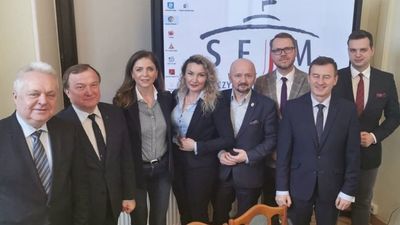 Członkowie Lubelskiego Zespołu Parlamentarnego pozują do zdjęcia po pierwszym posiedzeniu