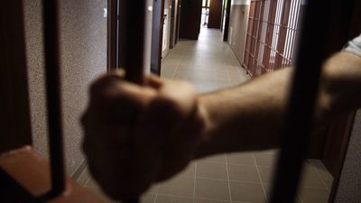 Znany lubelski sportowiec aresztowany. Groził nożem dziecku i porąbał siekierą drzwi dziewczyny