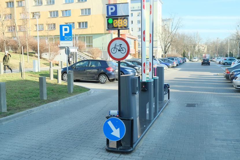 Internauci zwrócili uwagę, że na parking przed Centrum Kultury Fizycznej nie mogą wjeżdżać rowery. Informuje o tym stosowny znak zakazu