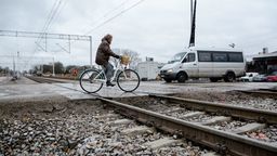 Pociągi już tędy jeżdżą. A szlabany i światła na przejazdach kolejowych wciąż nie działają