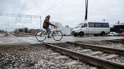 Pociągi już tędy jeżdżą. A szlabany i światła na przejazdach kolejowych wciąż nie działają