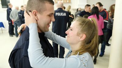 Jako strażnik miejski uratował życie człowiekowi. Teraz został policjantem