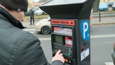 Od kwietnia strefa ma działać na nowych zasadach. Opłaty mają obowiązywać od poniedziałku do piątku od godz. 8 do 18, czyli o godzinę dziennie dłużej niż obecnie. Poza tym postój niemal wszędzie będzie droższy