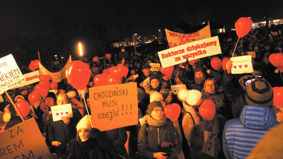 Tłum protestujących w Białej Podlaskiej stanął w obronie lekarza i skandował: "Murem za Haidarem" [zdjęcia]