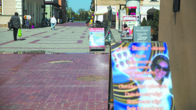 Chcesz mieć pocztówkowe zdjęcie zamojskich kamienic? Kadruj dachy i górne piętra