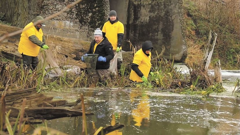 Grupa pracowników puławskich Azotów, pasjonatów wędkarstwa, w zeszłym roku czterokrotnie oczyszczała Kurówkę. Rzeka jest regularnie zaśmiecana 